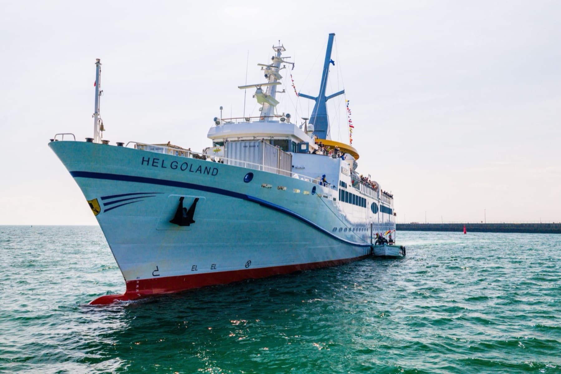 Seebäderschiff MS Helgoland läuft in den Hafen von Helgoland ein