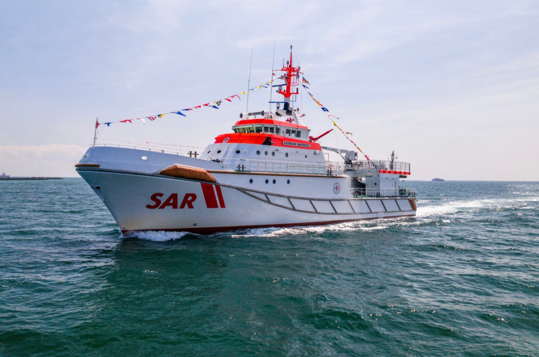 Der Seenotrettungskreuzer Hermann Marwede der DGzRS vor Helgoland