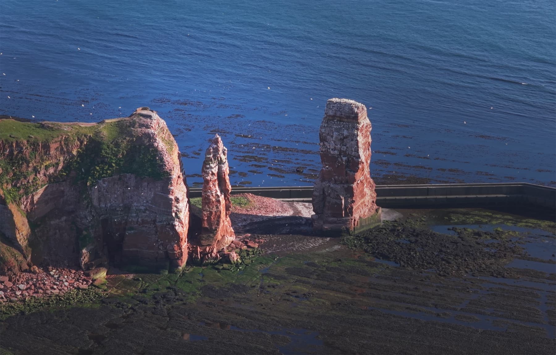 Die Kleine Anna neben der Langen Anna an der Nordwestspitze von Helgoland