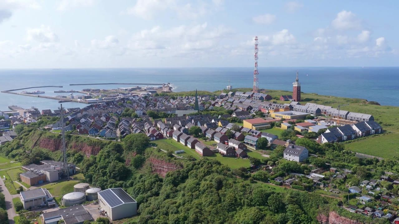 Das Oberland von Helgoland mit Leuchtturm und Richtfunkturm der Telekom