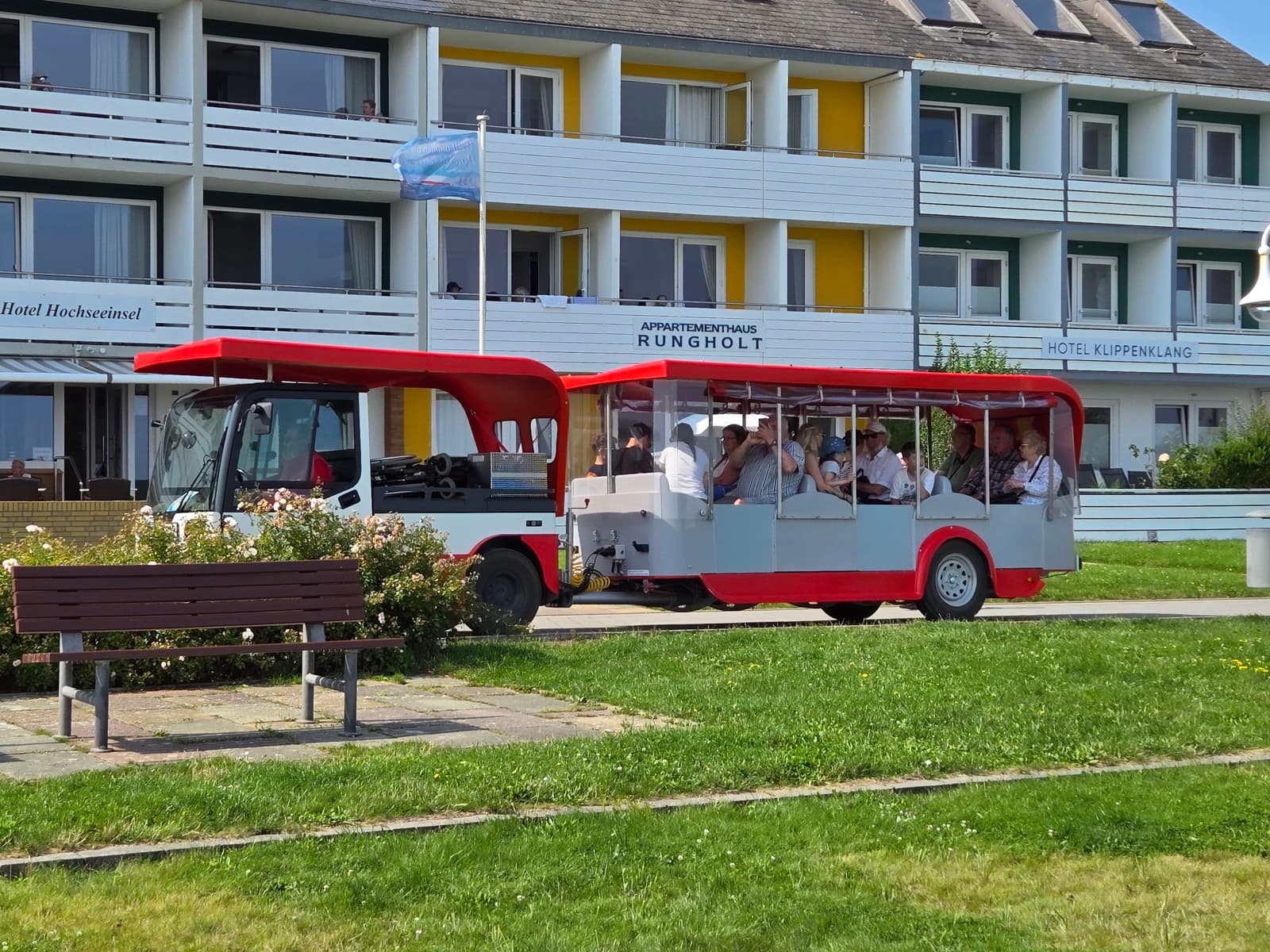 Premium-Tour der Inselbahn Helgoland mit Gästen unterwegs im Unterland